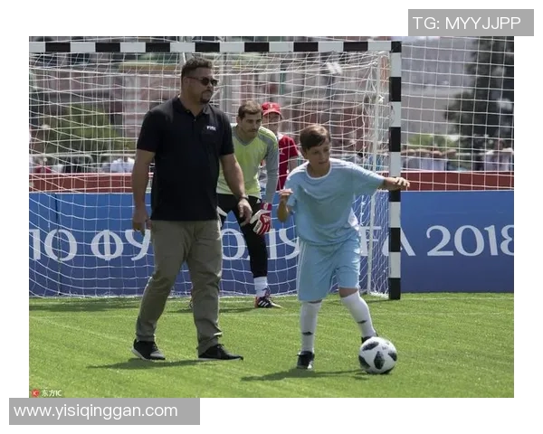 偶遇足球巨星亲密互动瞬间 体验与偶像面对面交流的独特魅力