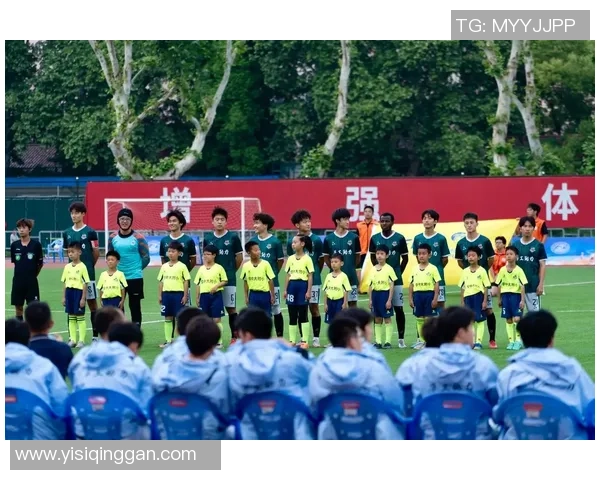 当足球巨星化身球童赛场边的意外风景引发全场热议 当足球巨星化身球童赛场边的意外风景引发全场热议