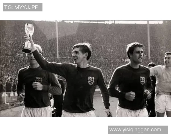 经典足球传奇人物黑白照片集：回顾球场英雄的辉煌岁月